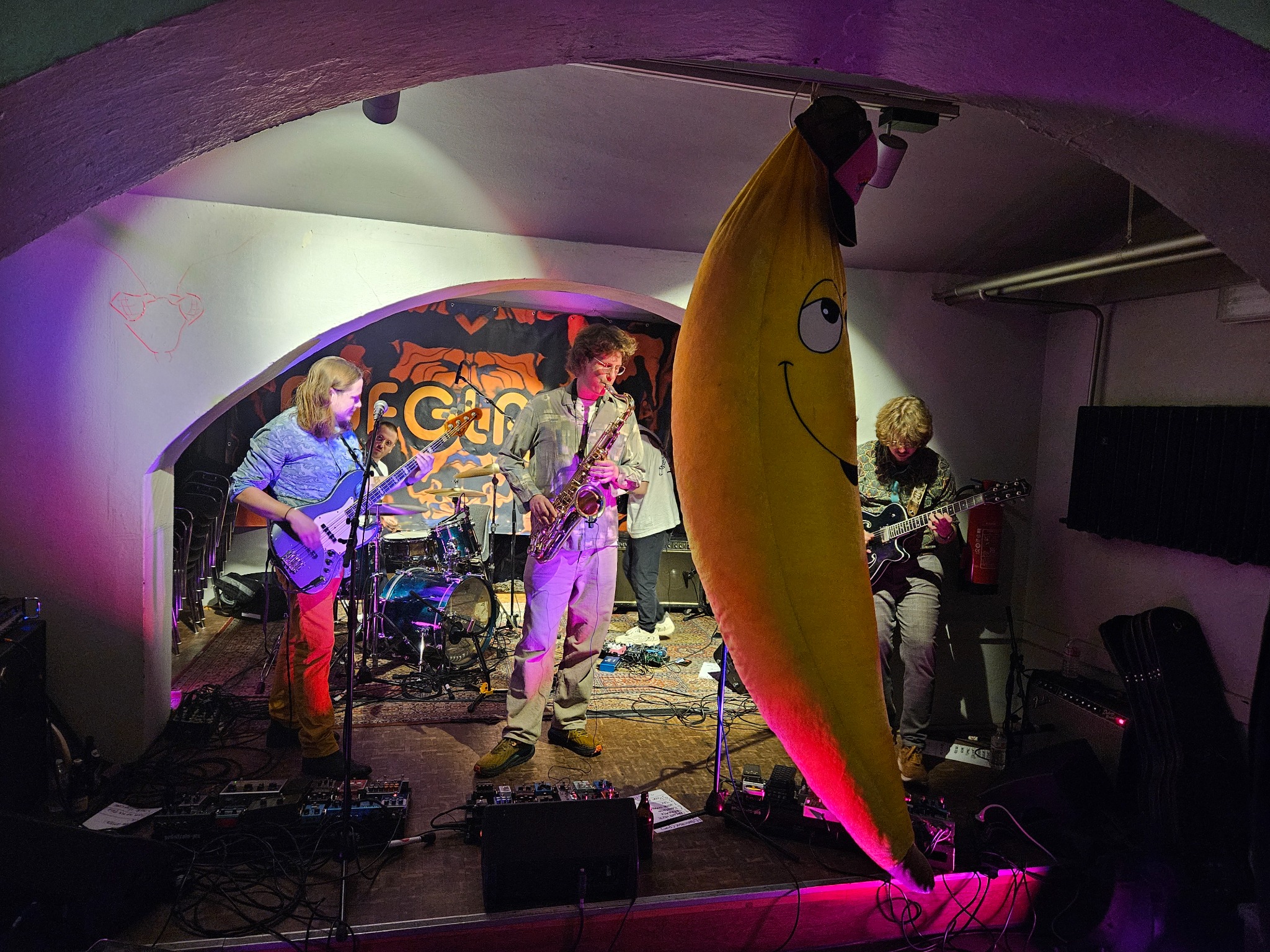 Interdisziplinäre Liveperformance bei einem Curtain Concert