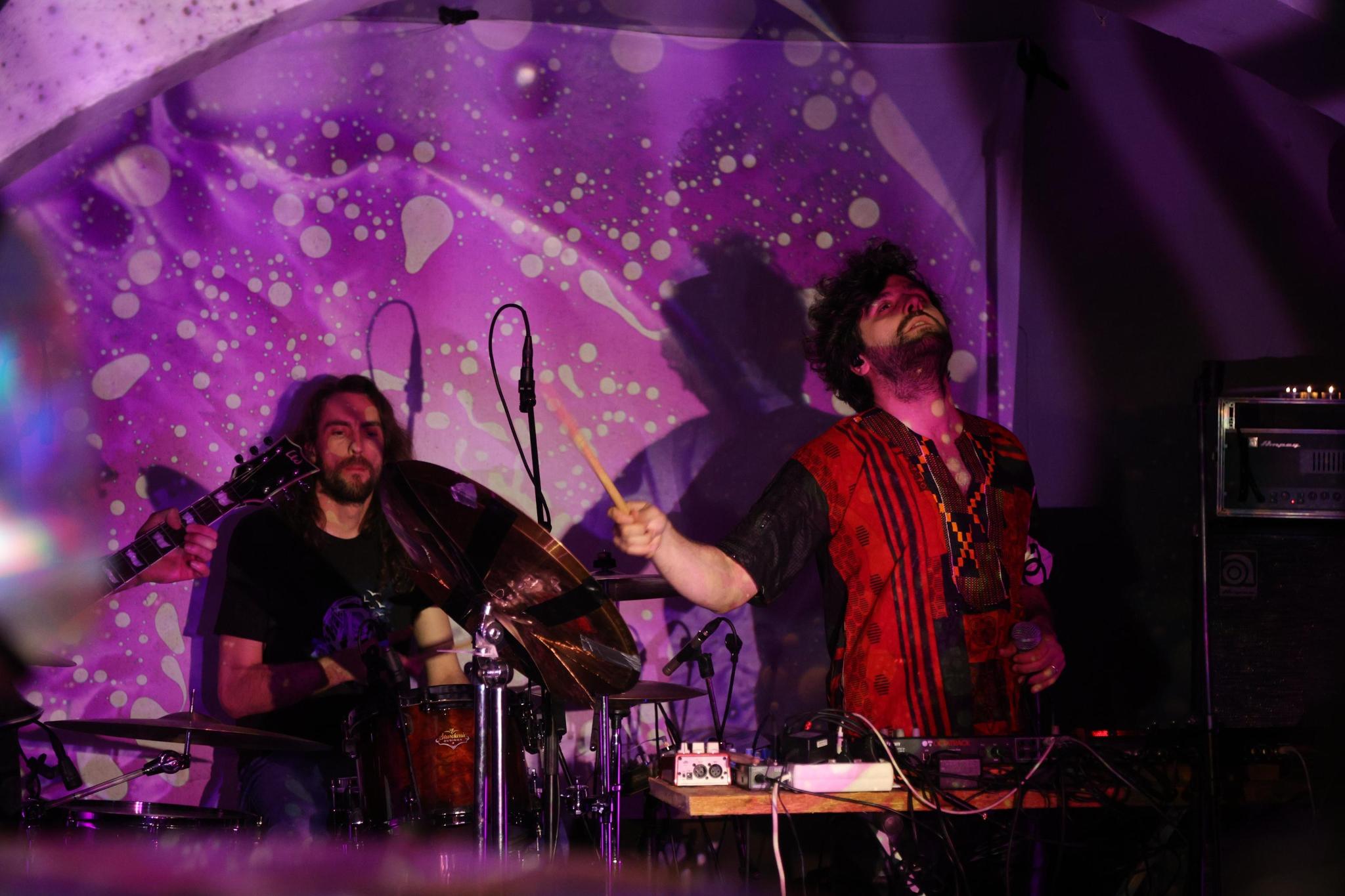 Liveband vor farbiger Projektion bei einem Curtain Concert